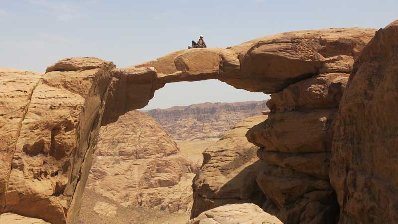 Viaggio arrampicata facile Giordania deserto Wadi Rum Canyon easy climbing vertical experience