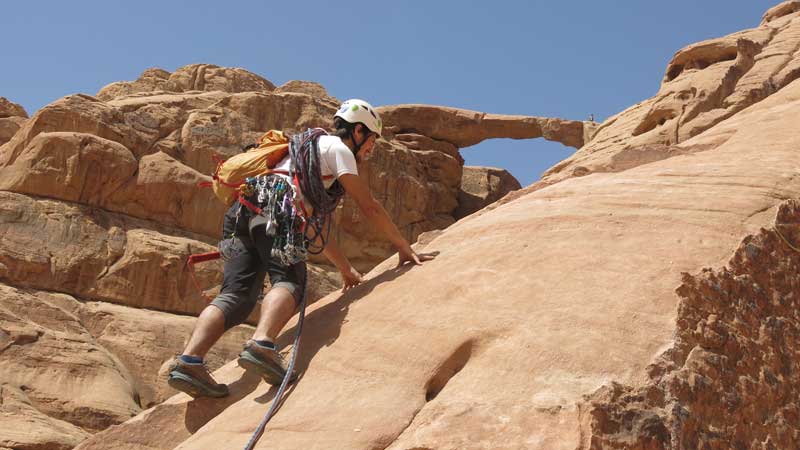 Viaggio arrampicata facile Giordania deserto Wadi Rum Canyon easy climbing vertical experienceViaggio arrampicata facile Giordania deserto Wadi Rum Canyon easy climbing vertical experience