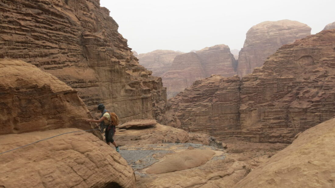 Viaggio arrampicata facile Giordania deserto Wadi Rum Canyon easy climbing vertical experience